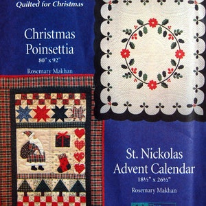 Puede incluir: Dos patrones de acolchado de That Patchwork Place Classics: Christmas Poinsettia, 80 pulgadas por 92 pulgadas, y St. Nickolas Advent Calendar, 18 1/2 pulgadas por 26 1/2 pulgadas. Ambos patrones son de Rosemary Makhan.