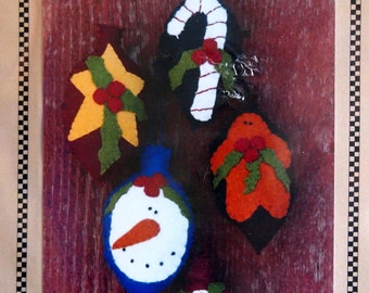 Bolas navideñas de fieltro por Debbie Touchette, Nancy Thiel y un paquete de patrones de costura y bordado de un pedazo de cielo 2002