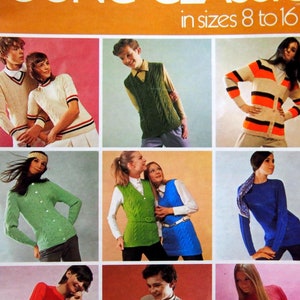 Puede incluir: Una portada de revista vintage para patrones de tejido "Young Classics", con modelos que llevan suéteres y cárdigans coloridos. La portada es naranja y blanca con el título "Young Classics" en letras grandes y en negrita. El texto "en tallas de 8 a 16" está debajo del título. La revista es el volumen 20 y cuesta 1,50 €.