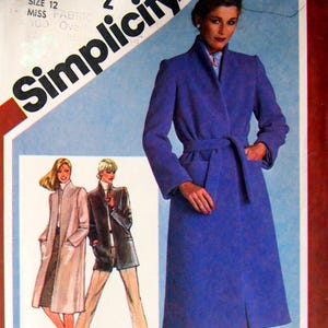 Puede incluir: Un patrón de costura Simplicity vintage con una mujer con un abrigo largo azul con cinturón. El patrón incluye ilustraciones de otros estilos de abrigo. El texto en el patrón dice "Simplicity" y "Talla 12".