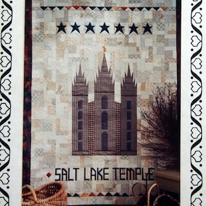 Könnte beinhalten: Ein Quiltmuster mit einer Schwarzweißillustration des Salt-Lake-Tempels mit dem Text "Aspire! Salt Lake Temple Decorative Throw Quilt" und "• SALT LAKE TEMPLE".
