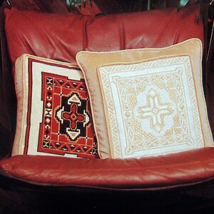 Esto es... "Designs In Cross-Point" - Folleto 2 Por Annie Designs Vintage Cross Stitch, Needlepoint And Latch Hook Pattern Booklet 1981