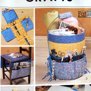 Puede incluir: Un patrón de costura para hacer cuatro bolsas de almacenamiento diferentes. Las bolsas están hechas de tela azul y amarilla con patrones florales. El patrón está diseñado para tela Fat Quarters. El patrón se llama "Un Pochette" y es el número 4274.