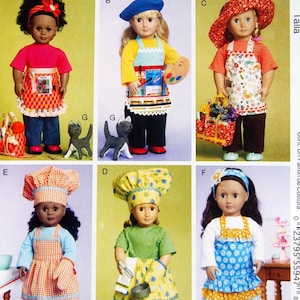 Op de afbeelding: McCall's Crafts MP215 naaipatroon met poppenoutfits. Het patroon bevat instructies voor het maken van verschillende poppenoutfits, waaronder schorten, hoeden en accessoires. De outfits zijn ontworpen in verschillende stijlen, zoals een kok, kunstenaar en tuinman.