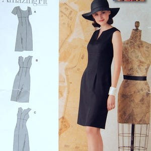 Puede incluir: Una mujer con un vestido negro y sombrero posa junto a un maniquí. La imagen incluye un patrón de costura Simplicity con diseños de vestidos y el texto "Amazing Fit Collection". El tamaño del patrón es H5.