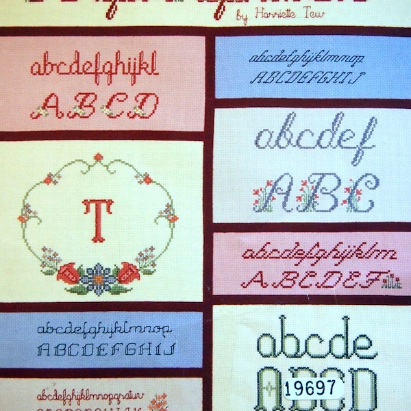 Script Alphabets par Harriette Tew vintage Cross Stitch Pattern Dépliant 1985
