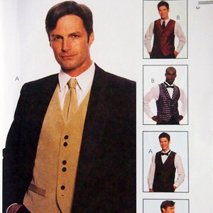 Puede incluir: Patrón de costura McCall's con un hombre en traje negro con chaleco y corbata dorados. El patrón incluye imágenes de diferentes estilos de chalecos. El número 2524 es visible.