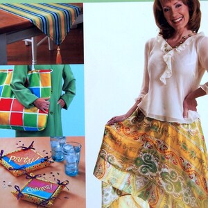 Op de afbeelding: Boekomslag met de titel "Naai vanaf het begin: Verander eenvoudige vierkanten stof in 20 projecten". De omslag toont een vrouw die een wit blouse en een gele rok met een groen patroon draagt. Er zijn ook afbeeldingen van vierkanten stof, een tafelkleed, een draagtas en onderzetters.