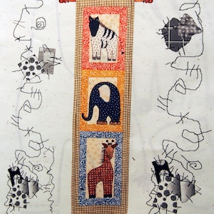Peut inclure: Une tenture murale en tissu avec un zèbre, un éléphant et une girafe, avec le texte "Noah's Critters" et "Patch Abilities". La tenture mesure environ 15 cm sur 60 cm.