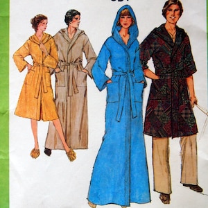 Puede incluir: Patrón de costura Simplicity vintage 8275 con batas. El patrón incluye instrucciones para hacer batas en varios colores y estilos. El texto en el patrón dice "SMALL EVERYBODY CHEST OR BUST 81-86 cm" y "THE EVERY-BODY ROBES".
