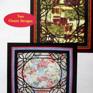 Peut inclure: Deux motifs de courtepointe pour un motif de vitrail. Le premier motif représente une ville avec un café et des arbres. Le deuxième motif représente un motif floral avec des fleurs roses, bleues et blanches. Le texte "My Nouveau Window" et "Two Classic Designs" est visible sur la page. Le texte "PS-165" et "patch works" est également visible.