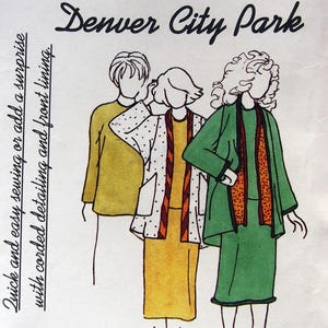 Könnte beinhalten: Ein Vintage-Schnittmuster mit dem Titel "Denver City Park" von Park Bench Pattern Co. Das Muster zeigt Illustrationen von drei Figuren in Kleidern und Mänteln. Der Text enthält "Schnelles und einfaches Nähen" und "Kordeldetails."