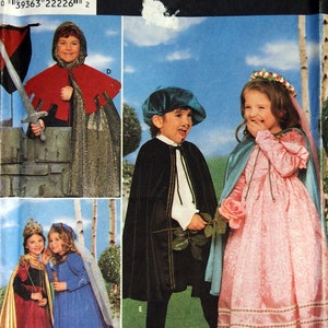 Puede incluir: Patrón de costura Simplicity Costumes número 0644, talla A 3, 4, 5, 6, 7, 8. El patrón incluye tres disfraces: un caballero, un príncipe y una princesa. El disfraz de caballero incluye una capa roja con una túnica de cota de malla. El disfraz de príncipe incluye una capa de terciopelo negro con una camisa blanca y un sombrero azul. El disfraz de princesa incluye un vestido rosa con una capa azul y un velo blanco.