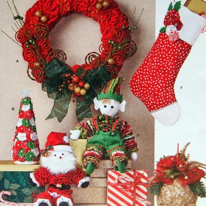 Könnte beinhalten: Simplicity-Schnittmuster S3056 mit weihnachtlichen Bastelarbeiten. Enthält einen roten Kranz, einen Weihnachtsstrumpf, einen Baum, Weihnachtsmann- und Elfenpuppen sowie ein Blumengesteck. Das Muster ist Einheitsgröße und in den USA gedruckt.