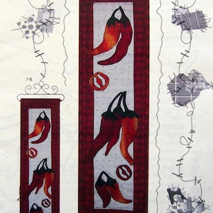 Peut inclure: Panneau de tissu avec le texte "Patch Abilities" et "Red Hot Peppers". Le panneau présente un motif de piments rouges et oranges avec des tiges vertes et des anneaux de poivrons tranchés. Le panneau mesure 14 x 48 cm.