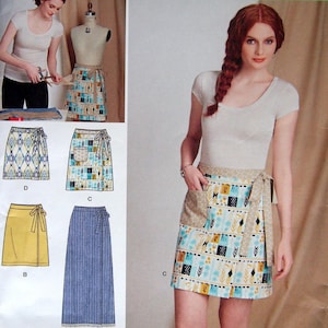 Könnte beinhalten: Simplicity Schnittmuster 8133 für einen Wickelrock. Das Schnittmuster enthält Anweisungen für einen Zuschnitt, einen geformten Bund mit Bindeband, eine aufgesetzte Tasche und das Anbringen von Zierleisten. Das Bild zeigt eine Frau, die einen fertigen Rock trägt. Maße in cm.