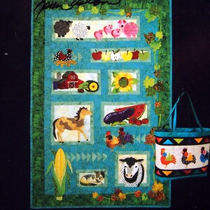 Peut inclure: Une courtepointe avec des motifs d'animaux de la ferme, dont un cheval, un cochon et un mouton, avec le texte "On The Farm". La courtepointe mesure 101,6 x 152,4 cm. Un sac fourre-tout assorti avec des motifs de coqs est également visible.