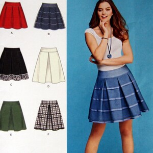 Peut inclure: Patron de couture Simplicity 1109, avec une modèle portant une jupe plissée en jean. Le patron propose différents modèles de jupes : rouge, marine, noire, crème, verte et à carreaux. Tailles : US 6-14, Euro 32-40, FR 34-42.