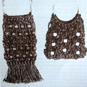 Peut inclure: Deux sacs en crochet avec des perles en bois. Le sac à gauche a une frange et des perles en bois tissées dans le motif. Le sac à droite a un design simple avec des espaces ouverts.