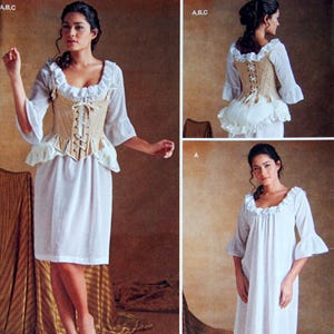 Könnte beinhalten: Simplicity Schnittmuster 8162 für die Größen 40-48 zeigt ein weißes Chemisenkleid mit gerüschtem Ausschnitt und Ärmeln, kombiniert mit einem beigen Schnürkorsett. Das Schnittmuster enthält Varianten für Korsett und Chemise in Vorder- und Rückansicht.