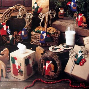 Viele Weihnachtsmänner in Kunststoff Leinwand von Julie Bailey Vintage Kunststoff Leinwand Muster Broschüre 1990