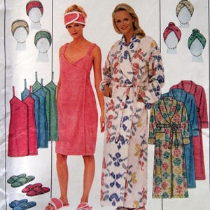 Peut inclure: Patron de couture McCall's présentant divers modèles de peignoirs et de vêtements de spa. L'image montre une enveloppe rose, un peignoir à motifs floraux et d'autres options. Le texte "EASY ENDLESS options" est visible.