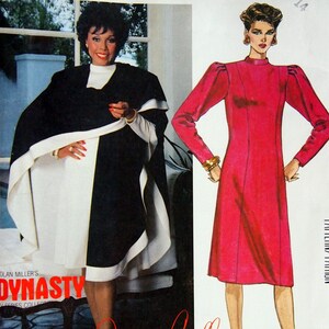 Puede incluir: Patrón de costura McCall's con dos diseños de moda. Uno es una capa en blanco y negro con una parte superior blanca. El otro es un vestido rojo con mangas largas. El patrón se titula "Dynasty" e incluye la firma del diseñador.
