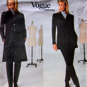Puede incluir: Un sobre de patrón de costura Vogue Patterns para un diseño de Calvin Klein, que presenta dos opciones de prendas negras: un abrigo largo y una chaqueta con pantalones a juego. El sobre muestra el texto Vogue Patterns, Calvin Klein y 2005.