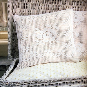 Peut inclure: Panier en osier blanc avec un coussin en crochet blanc et une doublure en tissu à motifs floraux jaunes.