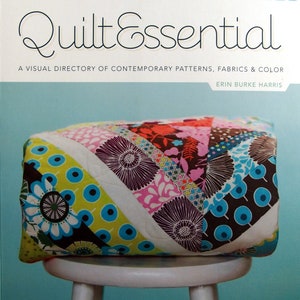 Puede incluir: Un libro titulado "Quilt Essential: Un directorio visual de patrones, telas y colores contemporáneos" de Erin Burke Harris. La portada del libro presenta un diseño de colcha colorido con una variedad de patrones y telas.
