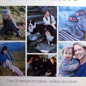 Puede incluir: Una portada de libro con el título "Debbie Bliss Celtic Knits" sobre un fondo verde. La portada incluye fotos de personas que llevan prendas de punto y perros. El libro presenta más de 25 diseños para bebés, niños y adultos.