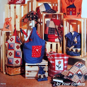 Könnte beinhalten: Eine Sammlung bunter Patchwork-Taschen und -Tüten, einige mit einem Haus- oder Blumendesign, die auf Holzkisten präsentiert werden. Der Titel "It's In The Bag" und "by Four Corners" sind sichtbar.