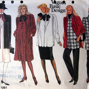 Puede incluir: Un patrón de costura para cuatro atuendos diferentes. El patrón incluye un vestido de manga larga con un lazo, una blusa de manga larga con un lazo, una camisa a cuadros con una chaqueta roja y una camisa a cuadros con una chaqueta negra. El patrón es de Vogue Basic Design y el número de patrón es 1261.