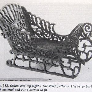 Puede incluir: Una ilustración detallada en blanco y negro de un trineo de madera con intrincados recortes. El pie de foto dice "Illus. 382. (abajo y arriba a la derecha.) Los patrones del trineo. Use material de 1/8 o 3/16 de pulgada de grosor y corte un fondo para que encaje."