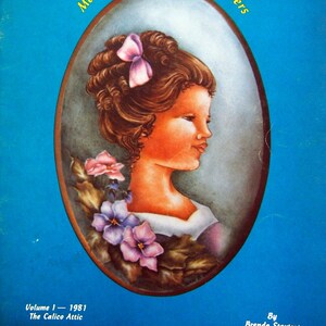 Peut inclure: Une couverture de livre avec le titre "Memories From Hidden Corners" en texte jaune sur fond bleu. La couverture présente un portrait d'une jeune fille avec un nœud rose dans les cheveux, entourée de fleurs.