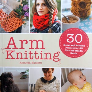Puede incluir: Portada del libro "Arm Knitting" de Amanda Bassetti, con imágenes de proyectos tejidos a mano. Las imágenes incluyen un cuello tejido rojo, una bolsa tejida y una funda para taza. Un gráfico circular dice "30 Proyectos de hogar y moda para todas tus necesidades sin aguja."