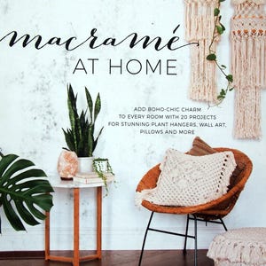 Peut inclure: Une scène de décoration intérieure avec des suspensions de plantes en macramé, une chaise en osier avec un coussin en macramé et une petite table d'appoint avec une plante. Le texte "macramé AT HOME" est visible, avec du texte supplémentaire sur les projets boho-chic.