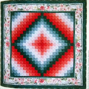 Puede incluir: Un patrón de colcha llamado "Trip Around the World" con un esquema de color rojo, blanco y verde. La colcha mide 43 pulgadas por 43 pulgadas y tiene un borde floral.