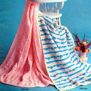 Puede incluir: Una trona blanca de mimbre con dos mantas para bebé. Una manta es rosa liso con un patrón de diamantes, y la otra está a rayas azules, amarillas y blancas. Un pequeño jarrón de flores está cerca. Los números 2637-258 y 2635-258 son visibles.