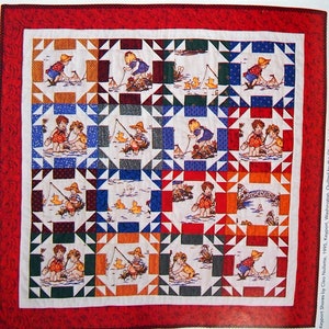 Puede incluir: Un patrón de colcha llamado "Keyport Shores" con un tamaño de bloque terminado de 15,24 cm cuadrados. La colcha presenta un patrón repetitivo de niños pescando y jugando en un lago con patos. La colcha está hecha con una variedad de telas en rojo, azul, verde y blanco.