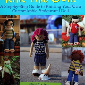 Puede incluir: Una portada de libro con el título "Knit This Doll!" y un subtítulo "A Step-by-Step Guide to Knitting Your Own Customizable Amigurumi Doll". La portada presenta cuatro muñecas de punto en diferentes poses y atuendos.