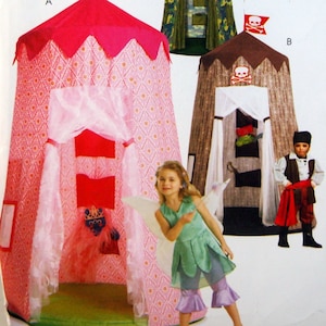 Könnte beinhalten: Ein Schnittmuster zum Nähen von drei verschiedenen Spielzelten. Die Zelte sind ein rosa Schloss, ein Piratenschiff und ein Tarnzelt. Das Schnittmuster ist für die Größe OSZ und stammt von McCall's Crafts.