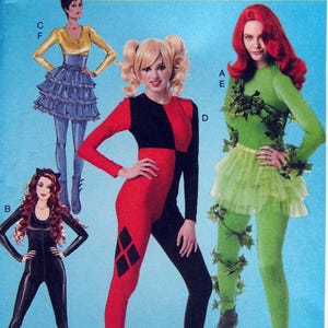 Könnte beinhalten: Ein Vintage-Schnittmuster mit vier Kostümdesigns. Die Kostüme umfassen einen schwarzen Catsuit, einen rot-schwarzen Overall mit Rautenmuster, ein grünes Outfit mit Efeu-Motiv und ein gelb-blaues Ensemble mit einem Stufenrock.