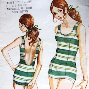 Op de afbeelding: Vintage Kwik Sew patroon 159 voor een damesbadpak met een voorkant rok. De illustratie toont een groen en wit gestreept badpak uit één stuk. Het patroon bevat maten 8, 10 en 12. Ontworpen door Kerstin Martensson.