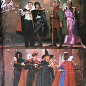 Puede incluir: Imagen vintage que muestra varios disfraces de Halloween. Se presenta un vampiro con capa, una bruja con sombrero, una figura medieval con capa verde y otros personajes. Los disfraces incluyen capas, sombreros y accesorios como una guadaña y un tridente.