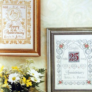 Puede incluir: Dos dise&ntilde;os de bordado de punto de cruz enmarcados. El primer dise&ntilde;o es dorado y presenta el texto "Now & Forever Love" y "Happy 50th Anniversary Emilia & Jeffrey". El segundo dise&ntilde;o es plateado y presenta el texto "Happy 25th Anniversary Ashley & Patrick".