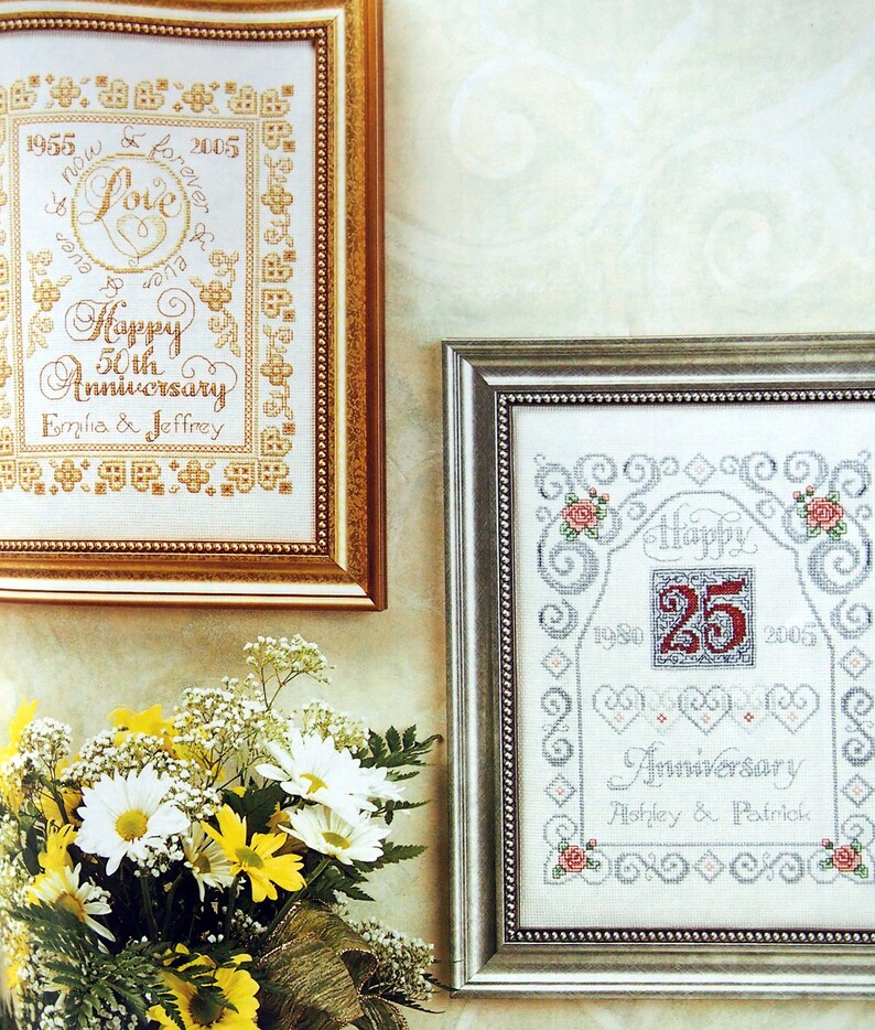 Puede incluir: Dos dise&ntilde;os de bordado de punto de cruz enmarcados. El primer dise&ntilde;o es dorado y presenta el texto "Now & Forever Love" y "Happy 50th Anniversary Emilia & Jeffrey". El segundo dise&ntilde;o es plateado y presenta el texto "Happy 25th Anniversary Ashley & Patrick".