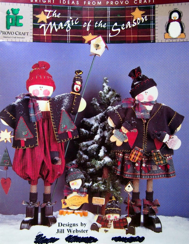 Puede incluir: Una escena invernal festiva con figuras de mu&ntilde;ecos de nieve hechas a mano. Los mu&ntilde;ecos de nieve visten chaquetas negras, pantalones rojos y bufandas a cuadros. La imagen incluye el texto "The Magic of the Season" y "Santa's Welcome."