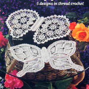Könnte beinhalten: Ein Buch mit dem Titel "Butterfly Doilies" mit einem weißen Häkel-Schmetterling auf dem Cover. Das Buch enthält 5 Designs in Häkelarbeit und ist von Ann Kirtley.