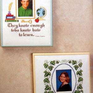 Puede incluir: Dos piezas de bordado de punto de cruz enmarcadas. La pieza superior es blanca con un borde azul y presenta una foto de graduaci&oacute;n de un joven, el texto "Pinole Valley High School", "Class of 2005" y la cita "They know enough who know how to learn. - Henry Adams". La pieza inferior es blanca con un borde crema y presenta una foto de graduaci&oacute;n de una joven, el texto "Class of 2005" y "University of California Berkeley".